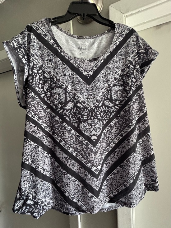 Style & Co. Tops - Style & Co. Black and White V-Pattern Short Sleeve Top